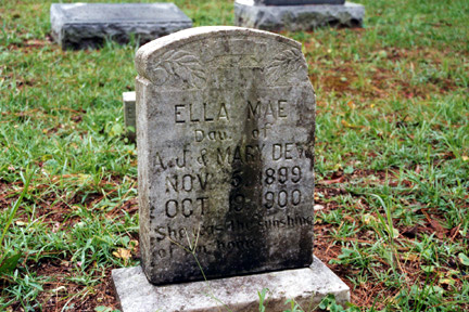 Ella Mae Dew (1899-1900) gravestone.<br>Source: Allen Dew, Creedmoor, North Carolina