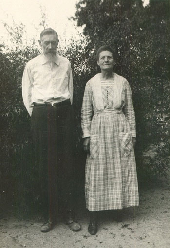 John A. Koonce and 2nd wife Emma Smith Tumlin. John is the son of Amander Koonce. Photo taken about 