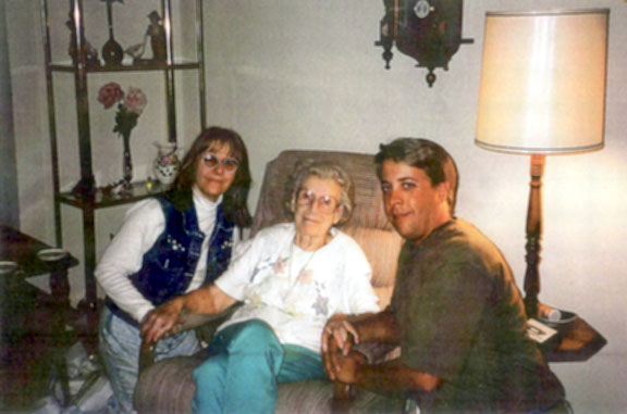 Phylena Evelyn Wann Muncy (10 Apr 1910 - 19 Jun 2000) and Vickie Dale Wann (on left) and Vickie's so