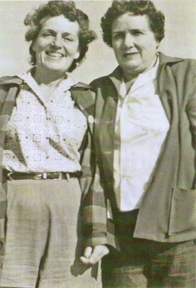 Quentilla Dora Wann Davidson (6 Sep 1903 - 4 Dec 2002) on right and Phylena Evelyn Wann Muncy (10 Ap